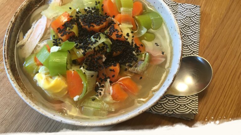 Kraftsuppe nach TCM mit Huhn, Karotten, Lauch, Petersilie und schwarzem Sesam
