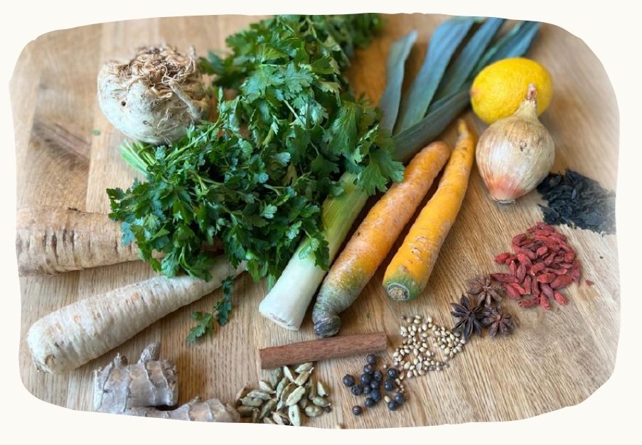 Zutaten für die Kraftsuppe im Wochenbett – wärmende Nahrungsmittel zur Stärkung von Qi und Blut