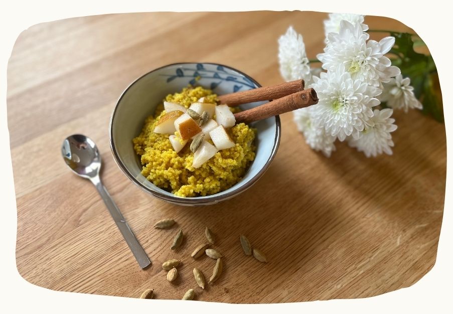 Hirsefrühstück mit Blume als Symbol für die nährende Wochenbettküche und individuelle Ernährungspläne