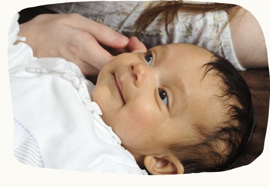 Baby, das sanft von der Hand der Mutter berührt wird – symbolisiert Bindung, Sicherheit und Co-Regulation im Wochenbett