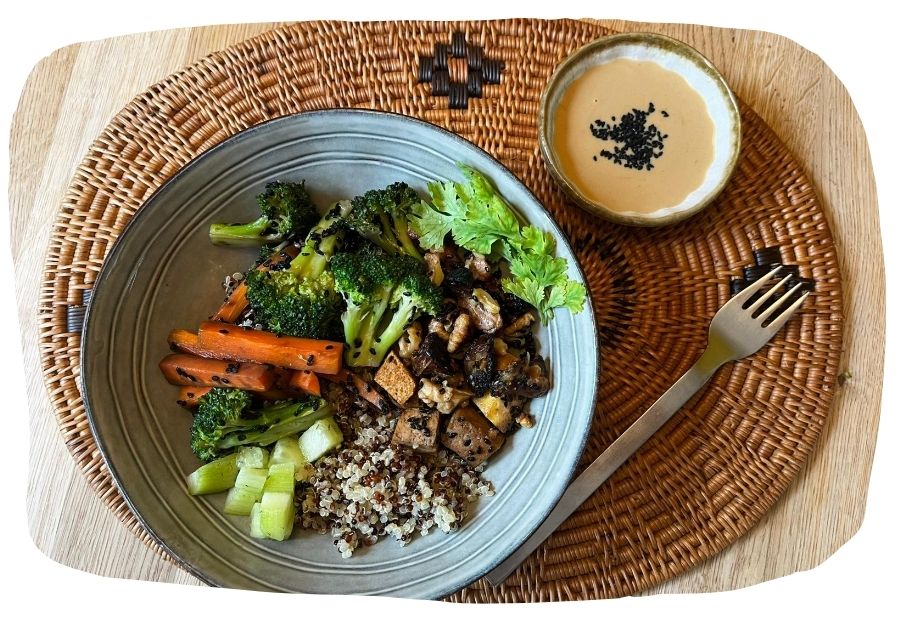 Bunte Gemüsemahlzeit mit schwarzem Sesam als Beispiel für Ernährung, die den Körper nährt und Balance unterstützt.