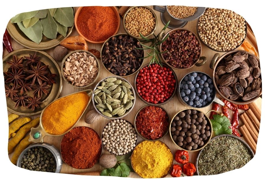 Verschiedene Gewürze, die das Verdauungsfeuer (Agni) stärken und den Stoffwechsel natürlich anregen.