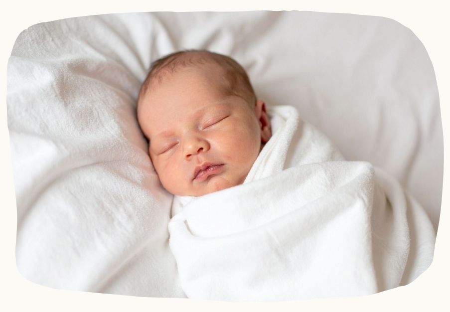 Gepucktes schlafendes Baby – Sicherheit und Geborgenheit als Grundlage für Schlafregulation im Wochenbett