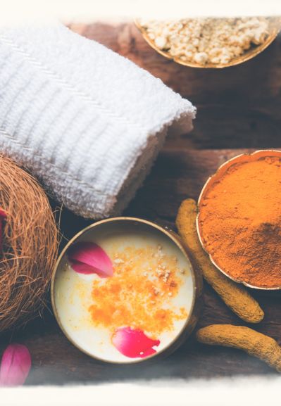 Goldene Milch mit Blütenblättern als Symbol für nährende Wochenbettpflege und innere Wärme